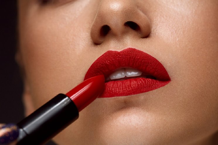 Hasil gambar untuk cara menggunakan lipstik